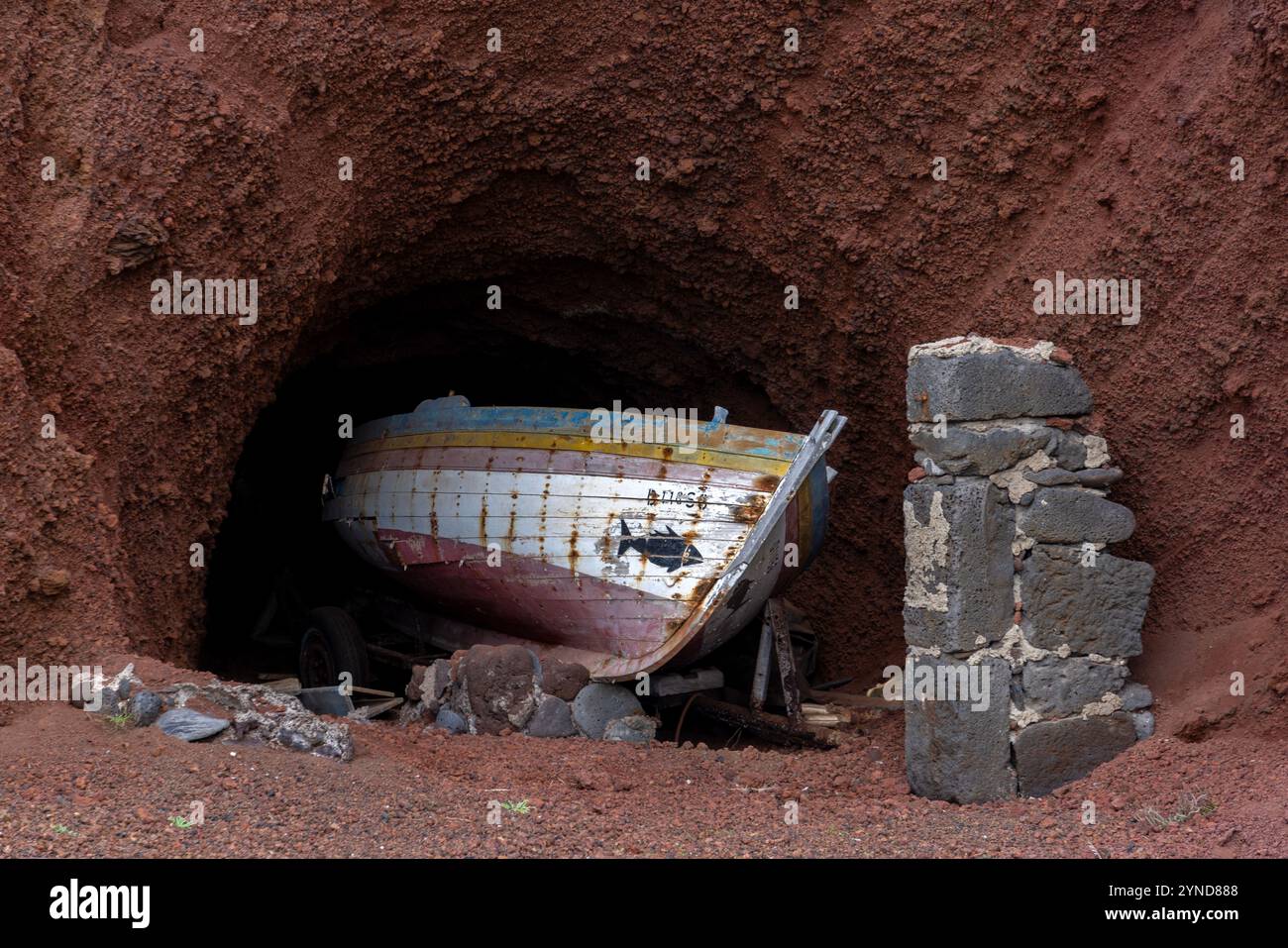Il porto peschereccio di Porto Afonso si trova in una piccola baia sull'isola di Graciosa, nelle Azzorre, protetta da un vulcano vulcanico alto circa 100 metri Foto Stock