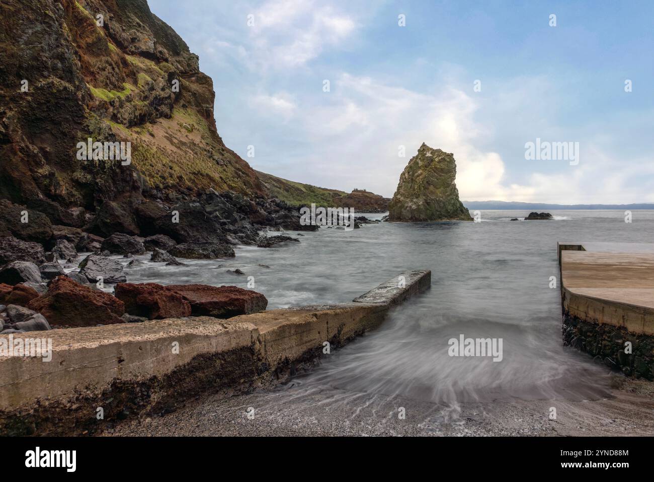 Il porto peschereccio di Porto Afonso si trova in una piccola baia sull'isola di Graciosa, nelle Azzorre, protetta da un vulcano vulcanico alto circa 100 metri Foto Stock
