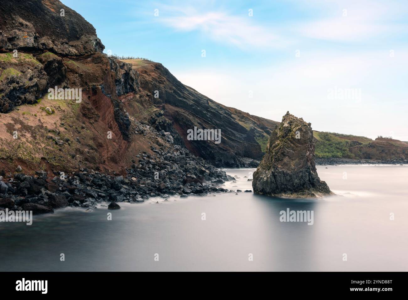 Il porto peschereccio di Porto Afonso si trova in una piccola baia sull'isola di Graciosa, nelle Azzorre, protetta da un vulcano vulcanico alto circa 100 metri Foto Stock