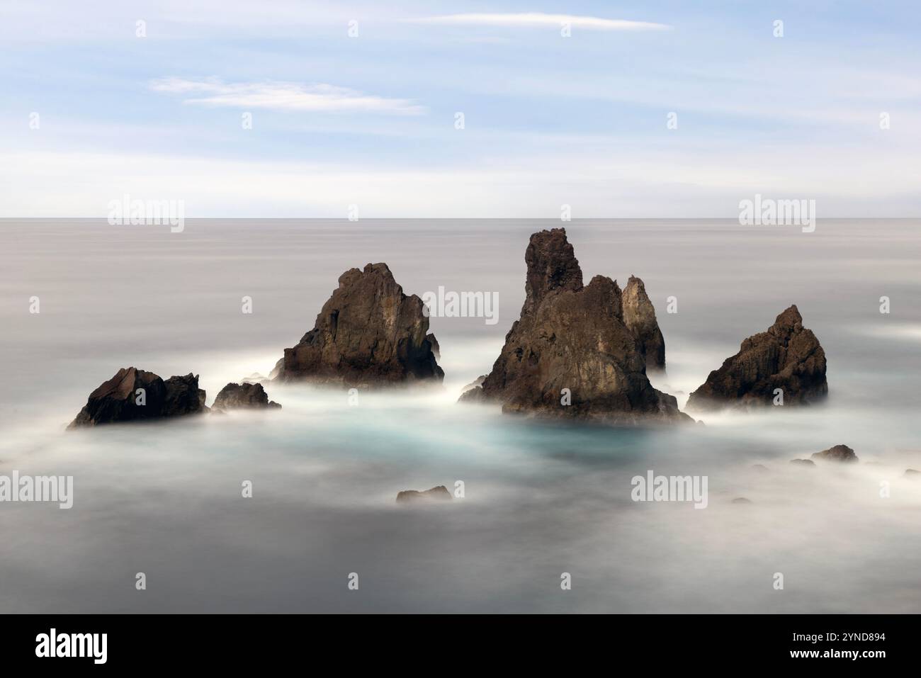 Il porto peschereccio di Porto Afonso si trova in una piccola baia sull'isola di Graciosa, nelle Azzorre, protetta da un vulcano vulcanico alto circa 100 metri Foto Stock