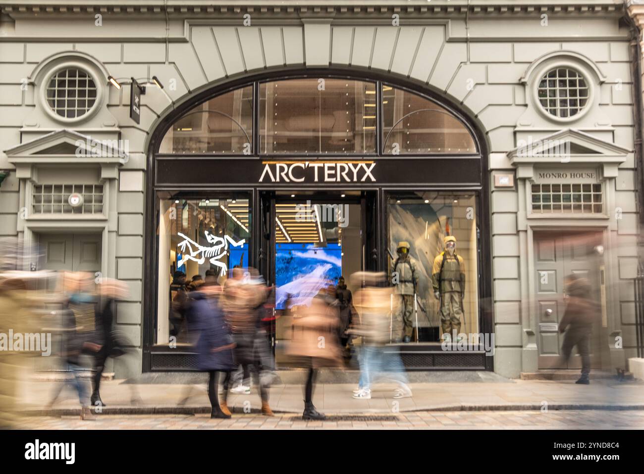 LONDRA - 21 NOVEMBRE 2024: Negozio Arca'teryx a Covent Garden - azienda canadese di abbigliamento specializzata in abbigliamento e attrezzature per esterni Foto Stock