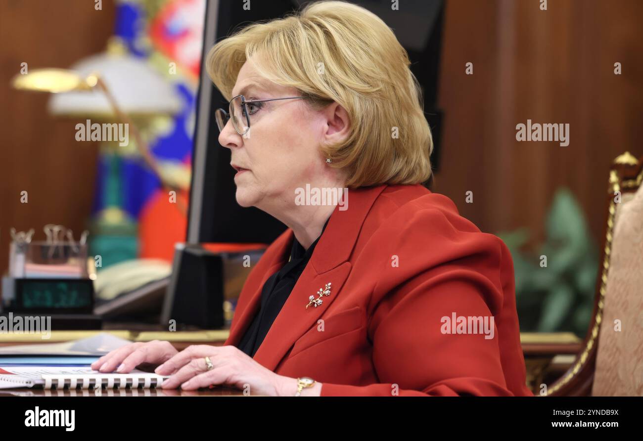 Mosca, Russia. 25 novembre 2024. Veronika Skvortsova, capo dell'Agenzia Federale di Medicina-Biologia, ascolta una domanda del presidente russo Vladimir Putin, durante una riunione individuale al Cremlino, 25 novembre 2024, a Mosca, Russia. Crediti: Vyacheslav Prokofyev/piscina del Cremlino/Alamy Live News Foto Stock