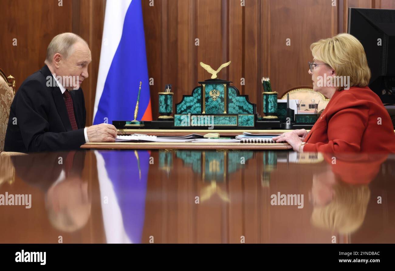 Mosca, Russia. 25 novembre 2024. Il presidente russo Vladimir Putin, a sinistra, ascolta Veronika Skvortsova, a destra, capo dell'Agenzia medica-biologica federale, riferisce durante un incontro individuale al Cremlino, 25 novembre 2024, a Mosca, Russia. Crediti: Vyacheslav Prokofyev/piscina del Cremlino/Alamy Live News Foto Stock