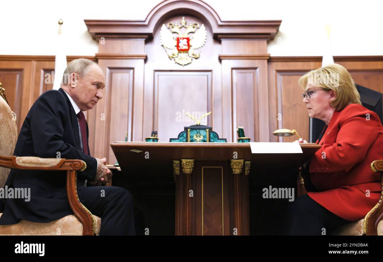 Mosca, Russia. 25 novembre 2024. Il presidente russo Vladimir Putin, a sinistra, ascolta Veronika Skvortsova, a destra, capo dell'Agenzia medica-biologica federale, riferisce durante un incontro individuale al Cremlino, 25 novembre 2024, a Mosca, Russia. Crediti: Vyacheslav Prokofyev/piscina del Cremlino/Alamy Live News Foto Stock