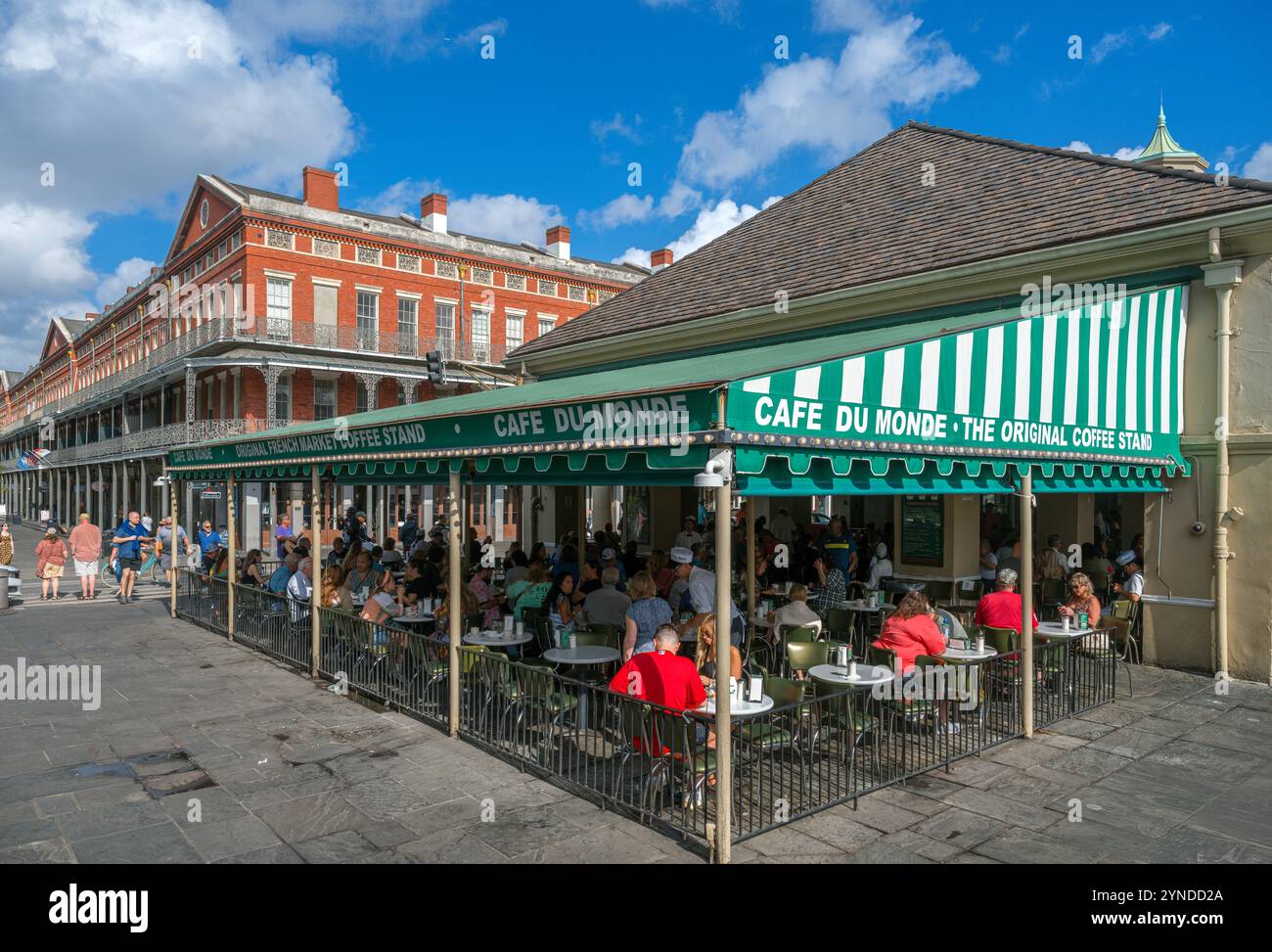 Il ristorante Cafe du Monde nel quartiere francese, Decatur Street, New Orleans, Louisiana, USA Foto Stock