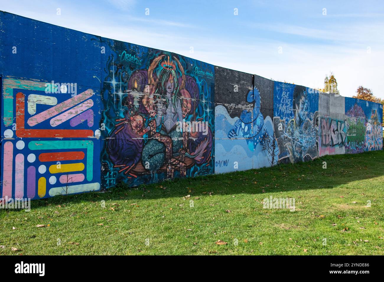 Vari murales su una parete presso il Tubs & Gee Gage Rugby Field sulla Eastern Ave a Scarborough, Toronto, Ontario, Canada Foto Stock