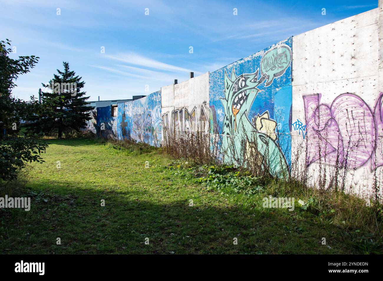 Vari murales su una parete presso il Tubs & Gee Gage Rugby Field sulla Eastern Ave a Scarborough, Toronto, Ontario, Canada Foto Stock