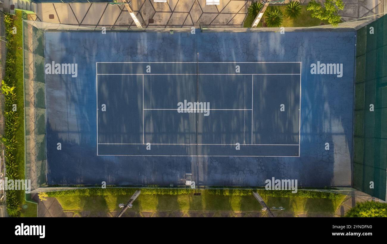 Foto aerea del campo da tennis nell'area ricreativa del condominio di lusso a barra da Tijuca. Foto Stock