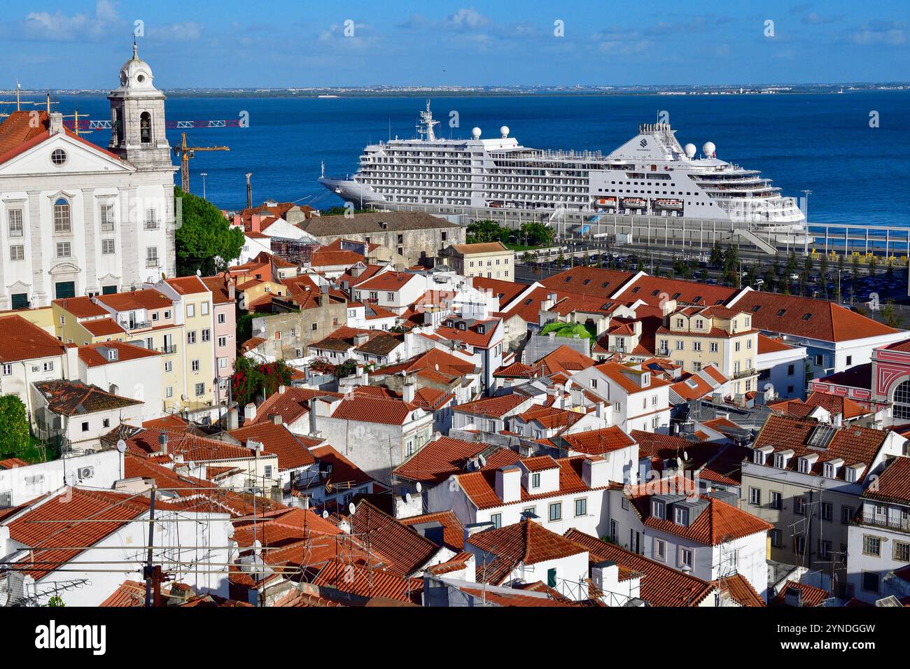 Dal Miradouro de Santa Luzia, meravigliose vedute dei tetti di Alfama, della maestosa Igreja de Santo Estêvão e della superba nave da crociera Silver Moon attraccata Foto Stock