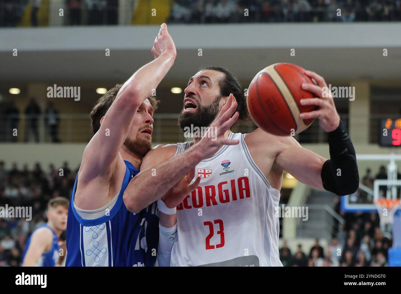 Mikael Jantunen, finlandese, gareggia per il pallone con Tornike Shengelia della Georgia durante la partita di qualificazione FIBA EuroBasket 2025 tra Georgia An Foto Stock