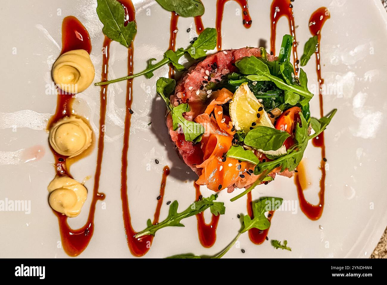 Tartare di tonno, Umami Sause, Wakame, Ginger, Cihlli Mayonaise. Ristorante Gouverneur de Rouville. Klipstraat, Willemstad, Kòrsou, Curacao, Kòrsou Foto Stock