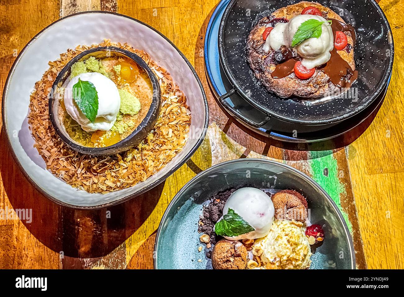 Finanziatore del cioccolato: Mousse di cioccolato bianco / Gel lampone / nocciole caraminate e cocco Tiramisu Passionfruit / Matcha Bros / gelato al cocco e cioccolato Chip Cookie Strawberry Gel / Brownie Crumble / gelato alla banana. MosaCaña Bar & Kitchen su Penstraat 41, Willemstad, Curacao, Kòrsou Foto Stock