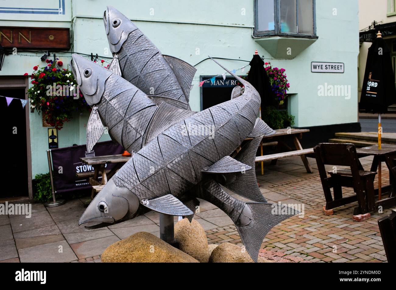 Scultura di pesce metallico. Tre pesci fuori da un pub a Ross su Wye. Foto Stock