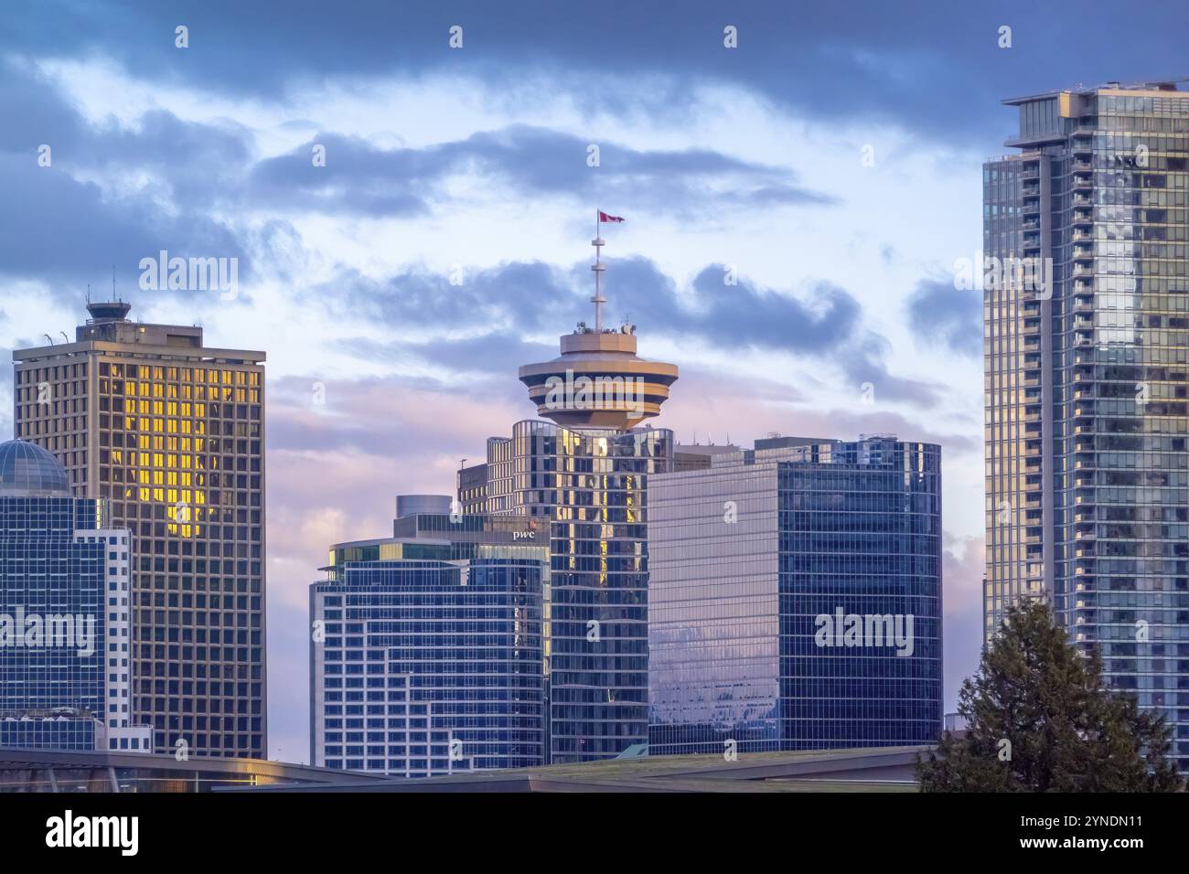 Vancouver, Columbia Britannica, Canada. 12 aprile 2024. L'Harbour Centre è un grattacielo nel quartiere centrale degli affari di Downtown Vancouver Foto Stock