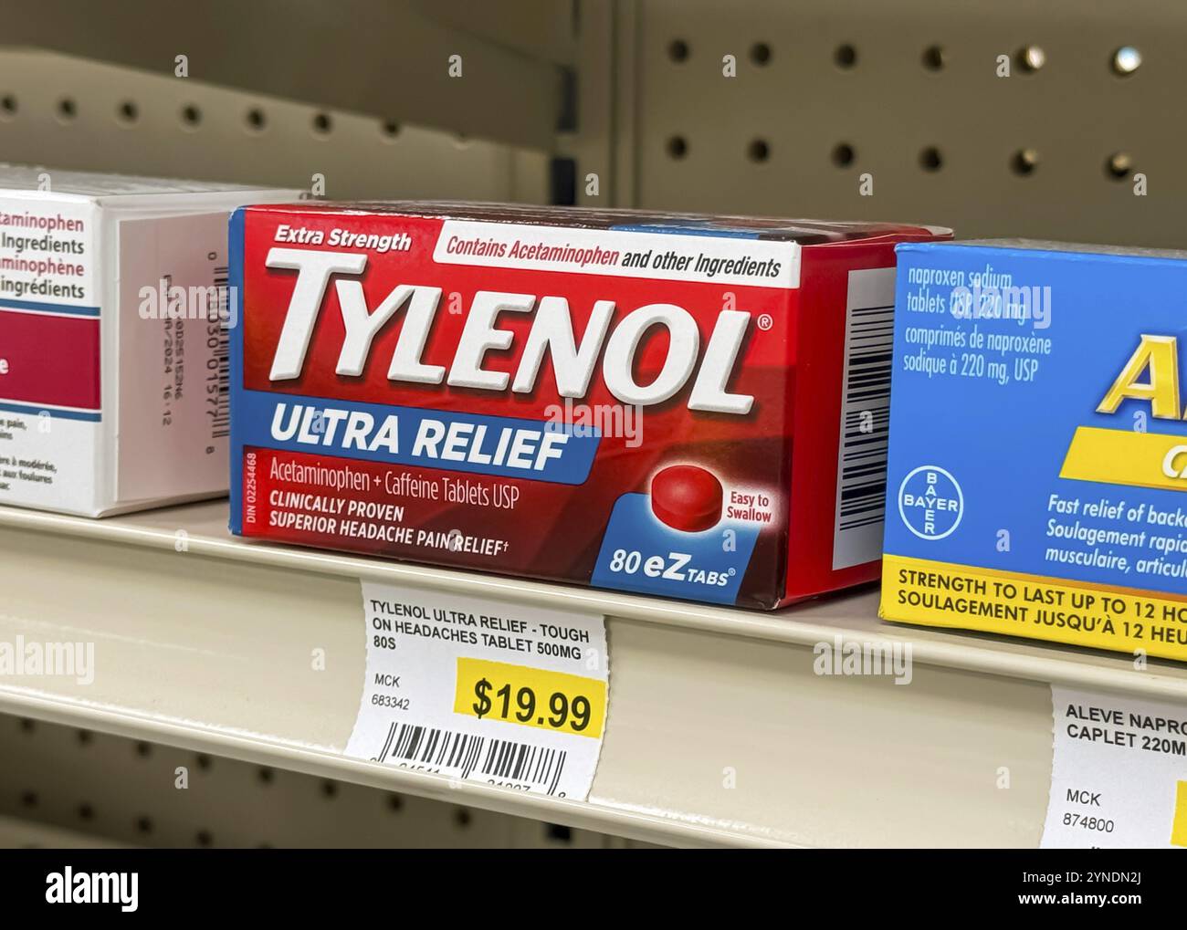Calgary, Alberta, Canada. 17 ottobre 2023. Un primo piano di una scatola Tylenol Ultra Relief da 500 mg. Concetto: Farmaci da banco Foto Stock