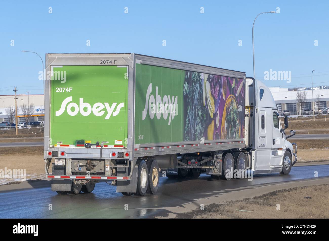 Calgary, Alberta, Canada. 19 febbraio 2024. Un semirimorchio Sobeys che fornisce forniture alimentari a un punto vendita Foto Stock