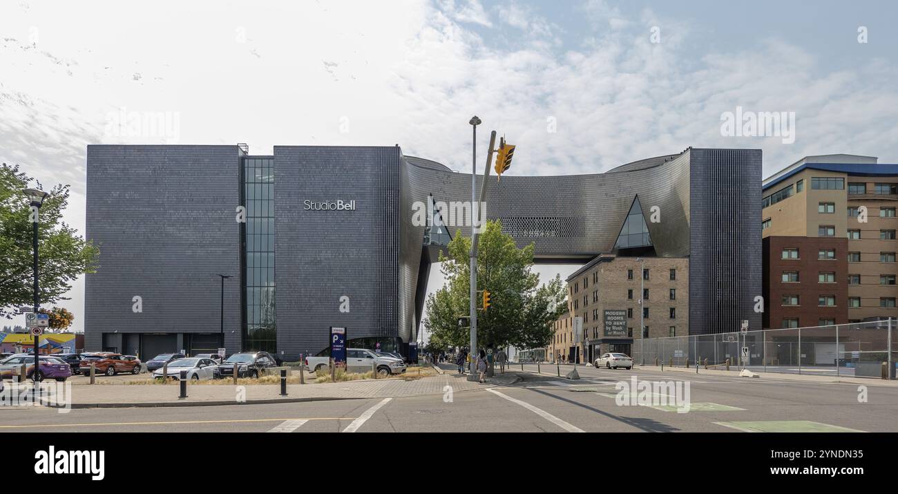 Calgary, Alberta, Canada. 5 agosto 2024. Lo Studio Bell, un suggestivo edificio moderno con una facciata ricurva unica, si distingue contro lo skyline di Calgary Foto Stock