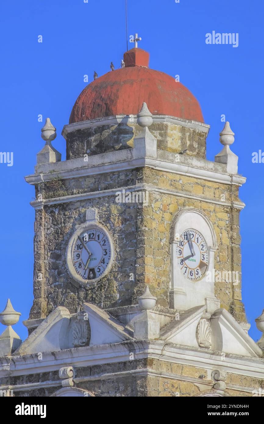 Huayacocotla, Veracruz, Messico. 29 gennaio 2024. Vista dall'alto dell'orologio dalla Parrocchia di San Pietro Apostolo, Chiesa cattolica a Huayacocotla, Messico, Foto Stock