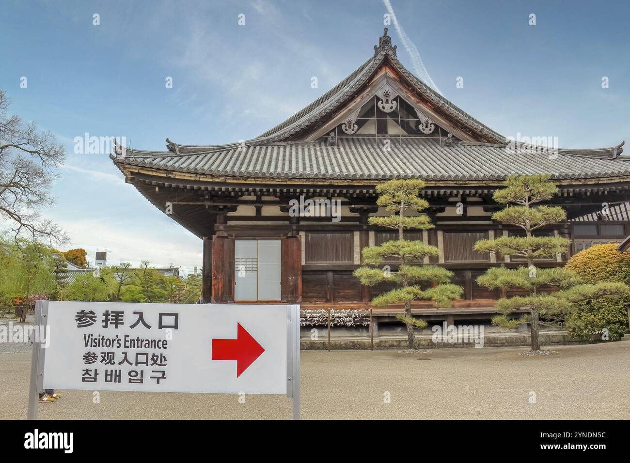 Kyoto, Giappone. 28 gennaio 2024. Un cartello per i visitatori al Sanjusangen-do, un tempio buddista della setta Tendai nel quartiere Higashiyama di Kyoto, Giappone, Asi Foto Stock