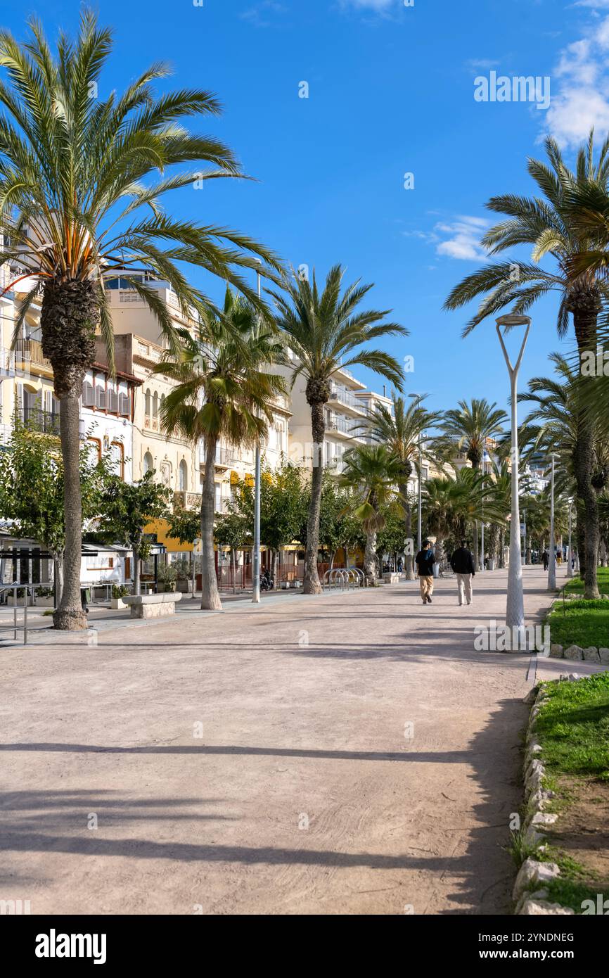 Promenade lungomare di Sitges, Spagna, con gente che cammina Foto Stock