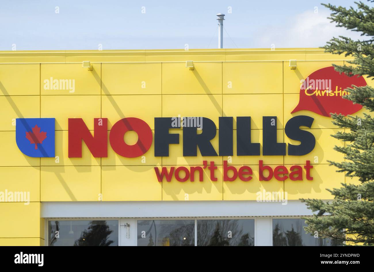 Okotoks, Alberta, Canada. 8 maggio 2023. Un primo piano di un cartello No Frills. Una catena canadese di supermercati discount, di proprietà di Loblaw Companies Foto Stock