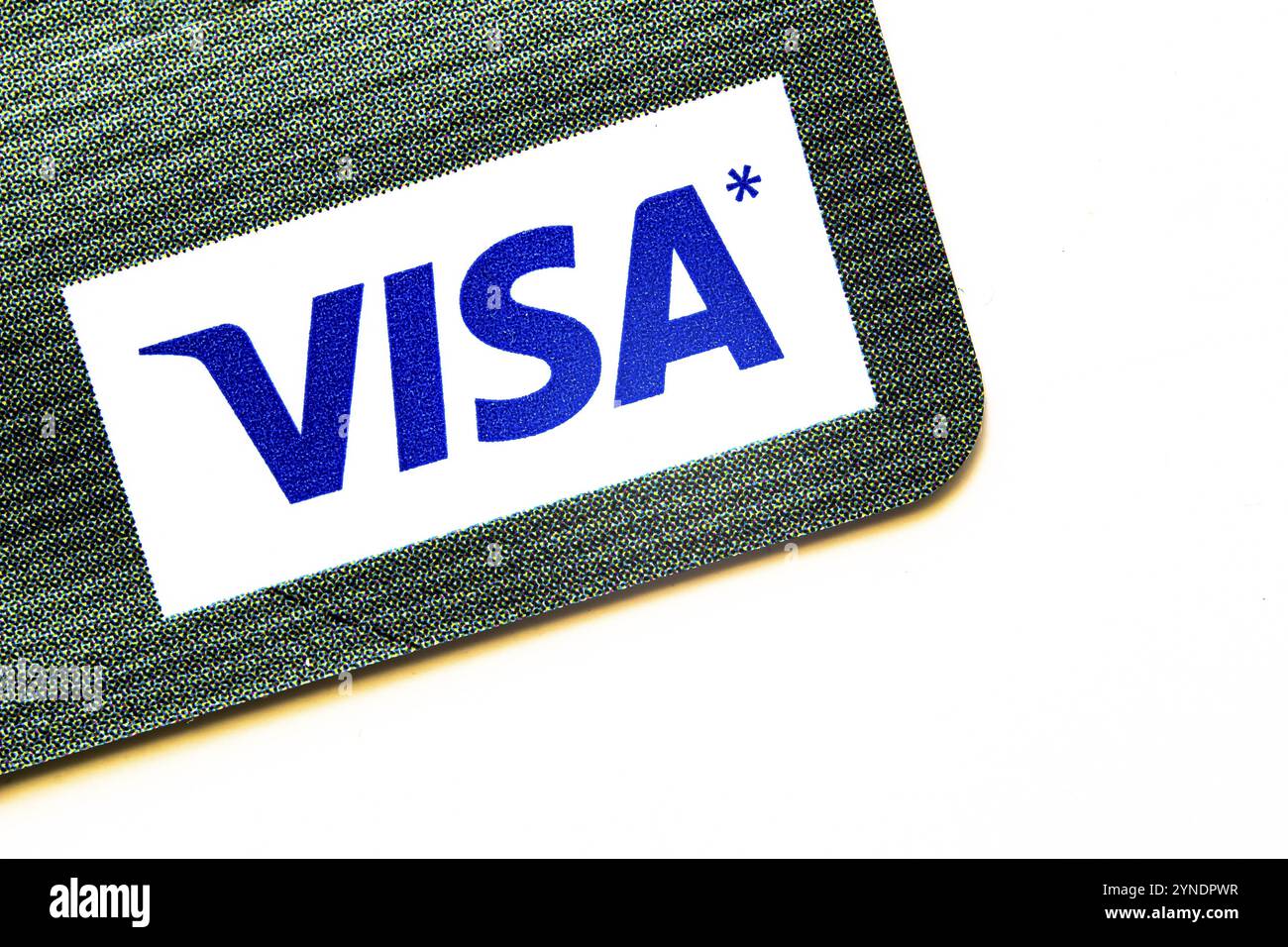 Calgary, Alberta, Canada. 25 luglio 2020. Una macro vicino al logo VISA su una carta di credito Foto Stock