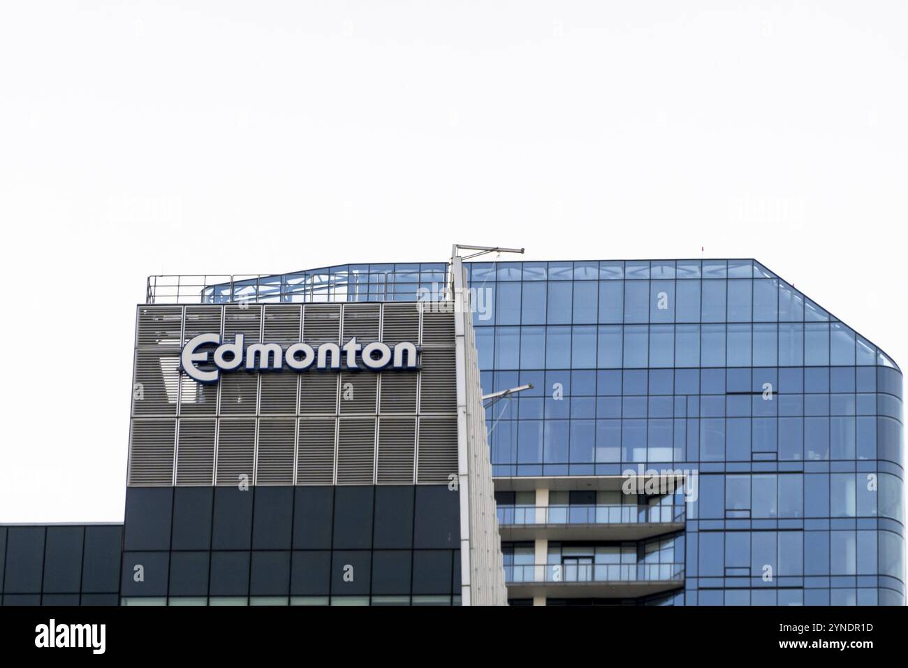 Edmonton, Alberta, Canada. 30 marzo 2023. Un cartello governativo della città di Edmonton in cima ad un edificio in centro Foto Stock