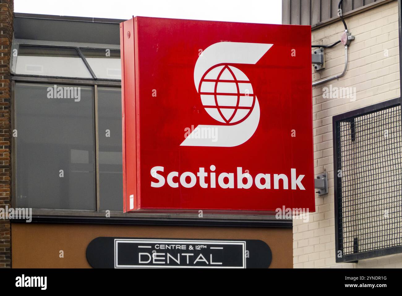 Calgary, Alberta, Canada. 4 aprile 2023. Un segno al neon Scotiabank. Multinazionale canadese di servizi bancari e finanziari Foto Stock