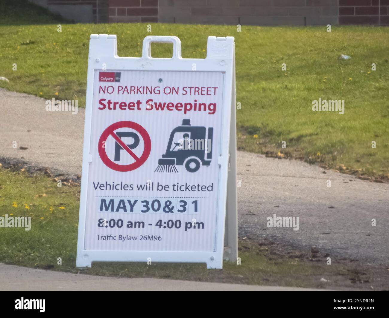 Calgary, Alberta, Canada. 29 maggio 2024. Un cartello con il testo: NESSUN PARCHEGGIO SULLA STRADA. Spazzando le strade, i veicoli saranno ammessi. Legge sulla circolazione 26M96 Foto Stock