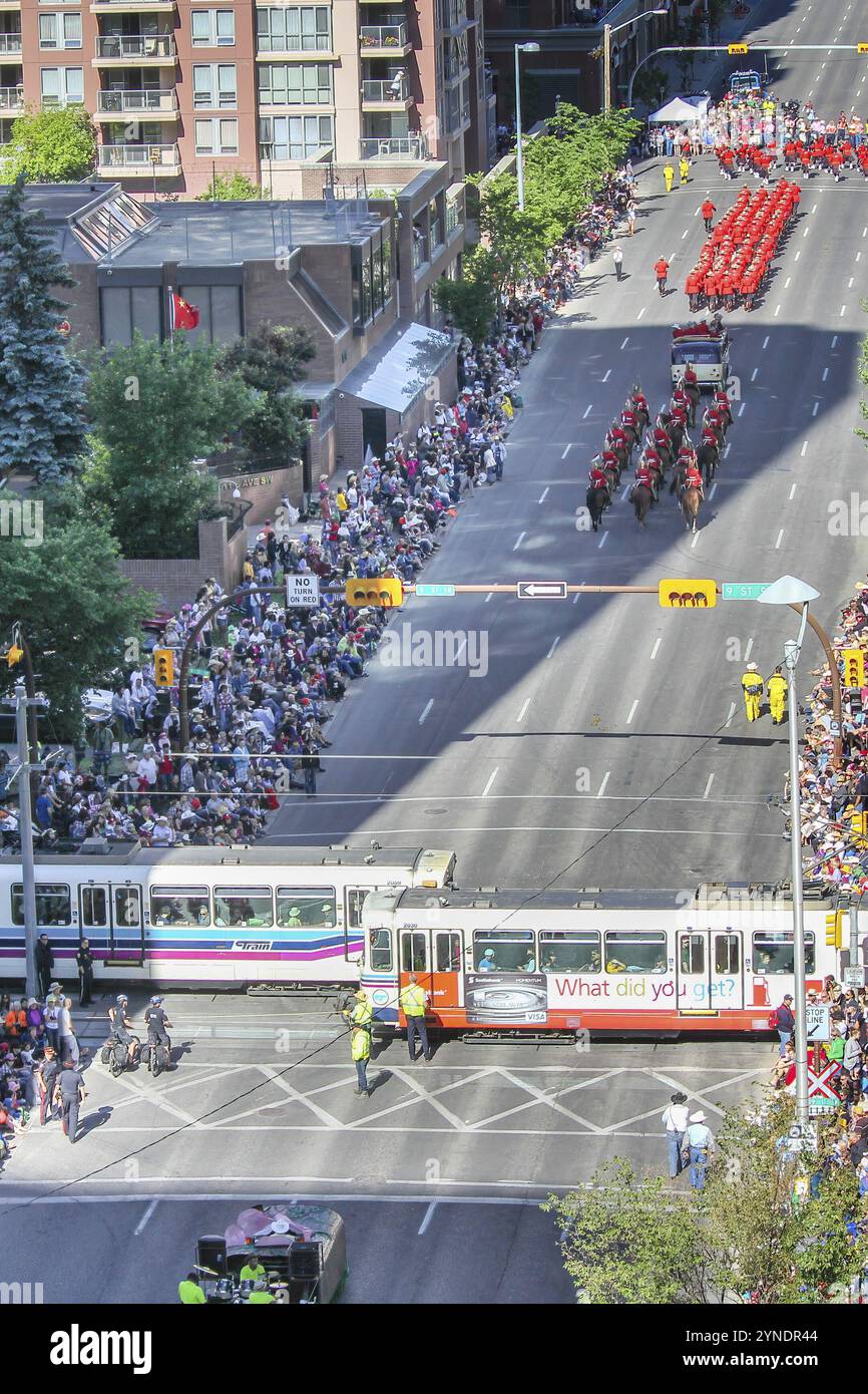 Calgary, Alberta, Canada. 10 luglio 2023. Una prospettiva aerea che cattura la Calgary Stampede Parade mentre il treno C attraversa la strada a valle Foto Stock