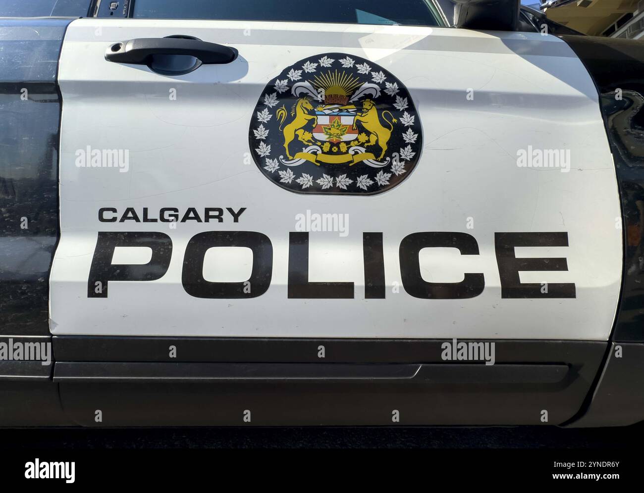 Calgary, Alberta, Canada. 10 luglio 2024. Vicino alla porta di un veicolo della polizia di Calgary Foto Stock