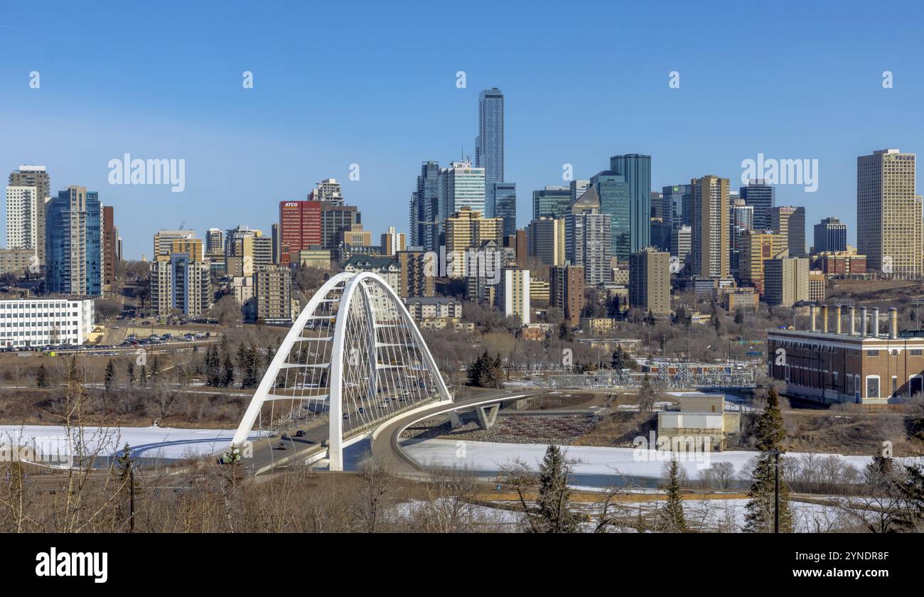 Edmonton, Alberta. 30 marzo 2023. Skyline del centro di Edmonton con il Walterdale Bridge in vista al mattino con cielo blu durante l'inverno Foto Stock