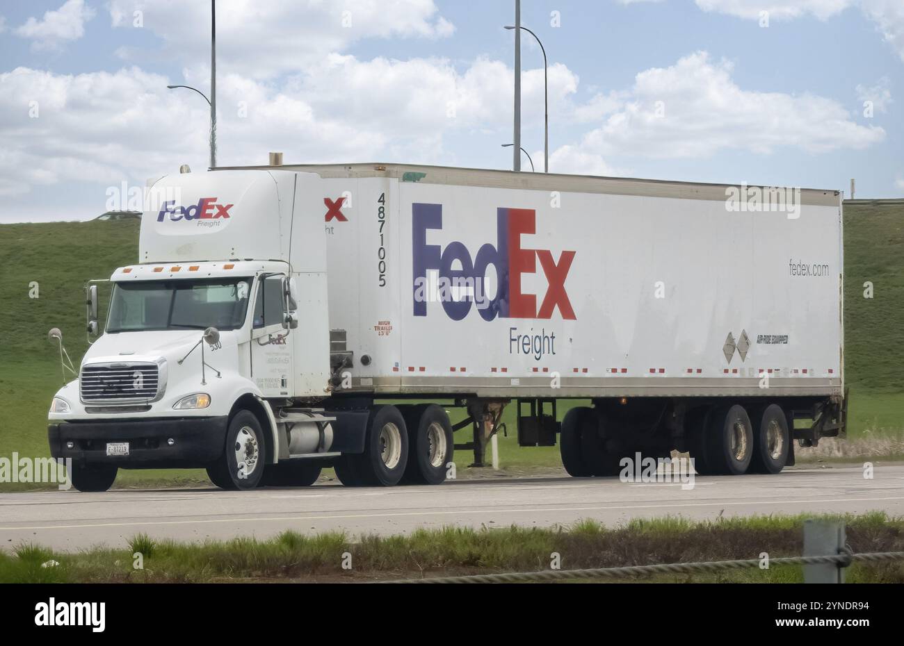 Calgary, Alberta, Canada. 16 maggio 2024. Un carico di semi-camion Fedex per il trasporto su strada Foto Stock