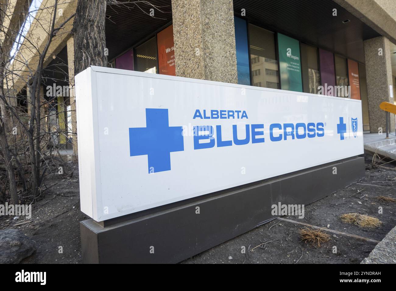 Edmonton, Alberta, Canada. 3 aprile 2023. Sulla strada c'è un cartello con la Alberta Blue Cross. Concetto: Piano dei benefici del gruppo datore di lavoro Foto Stock