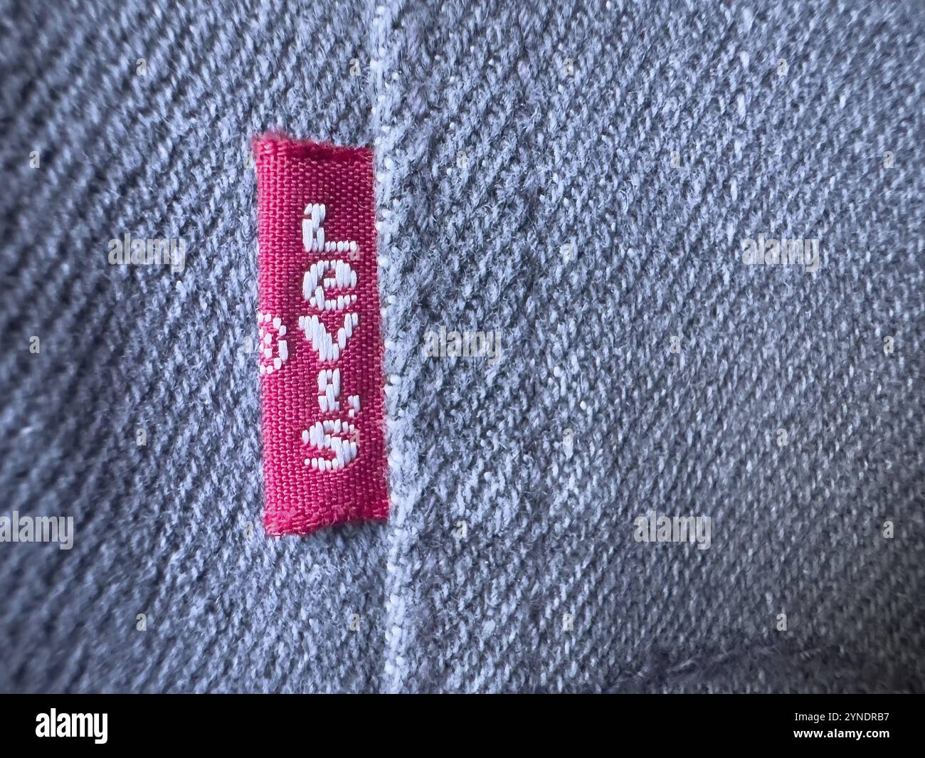 Calgary, Alberta, Canada. 07 luglio 2024. Un primo piano del tag Levi su un paio di jeans Foto Stock