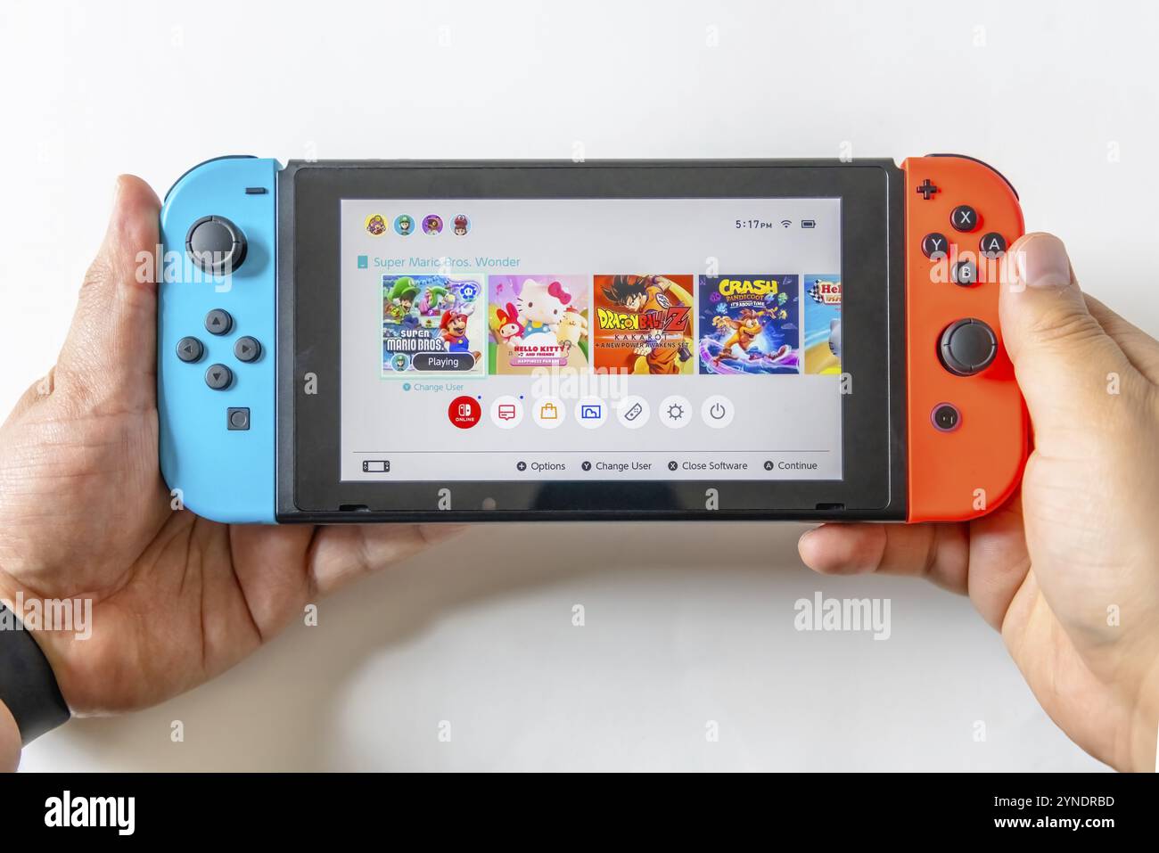 Calgary, Alberta, Canada. 16 maggio 2024. Una persona che ha un Nintendo Switch Foto Stock
