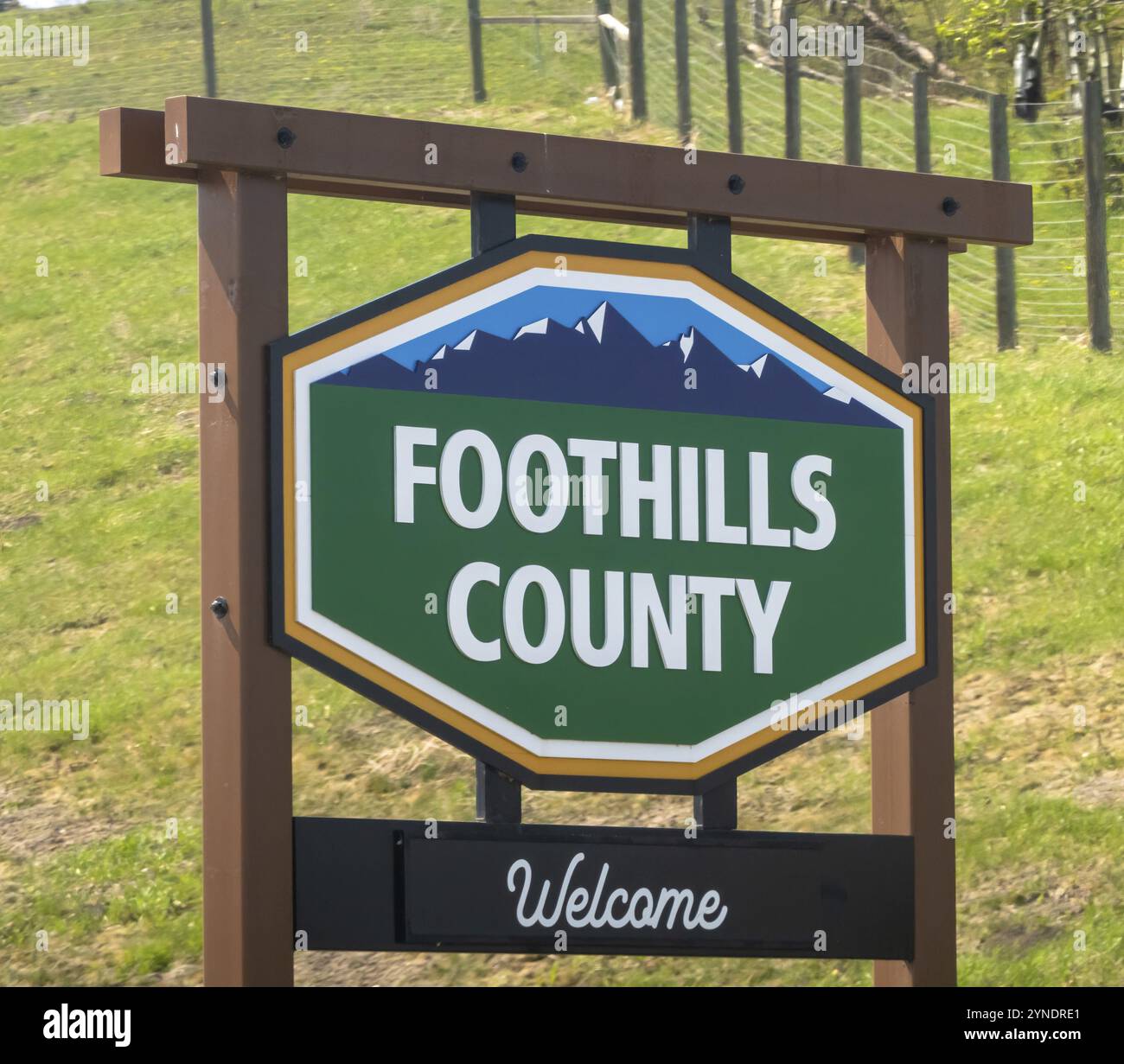 Foothills County, Alberta, Canada. 7 maggio 2023. Un cartello della contea di Foothills, Foothills County un distretto municipale nel sud dell'Alberta, Canada, North Amer Foto Stock