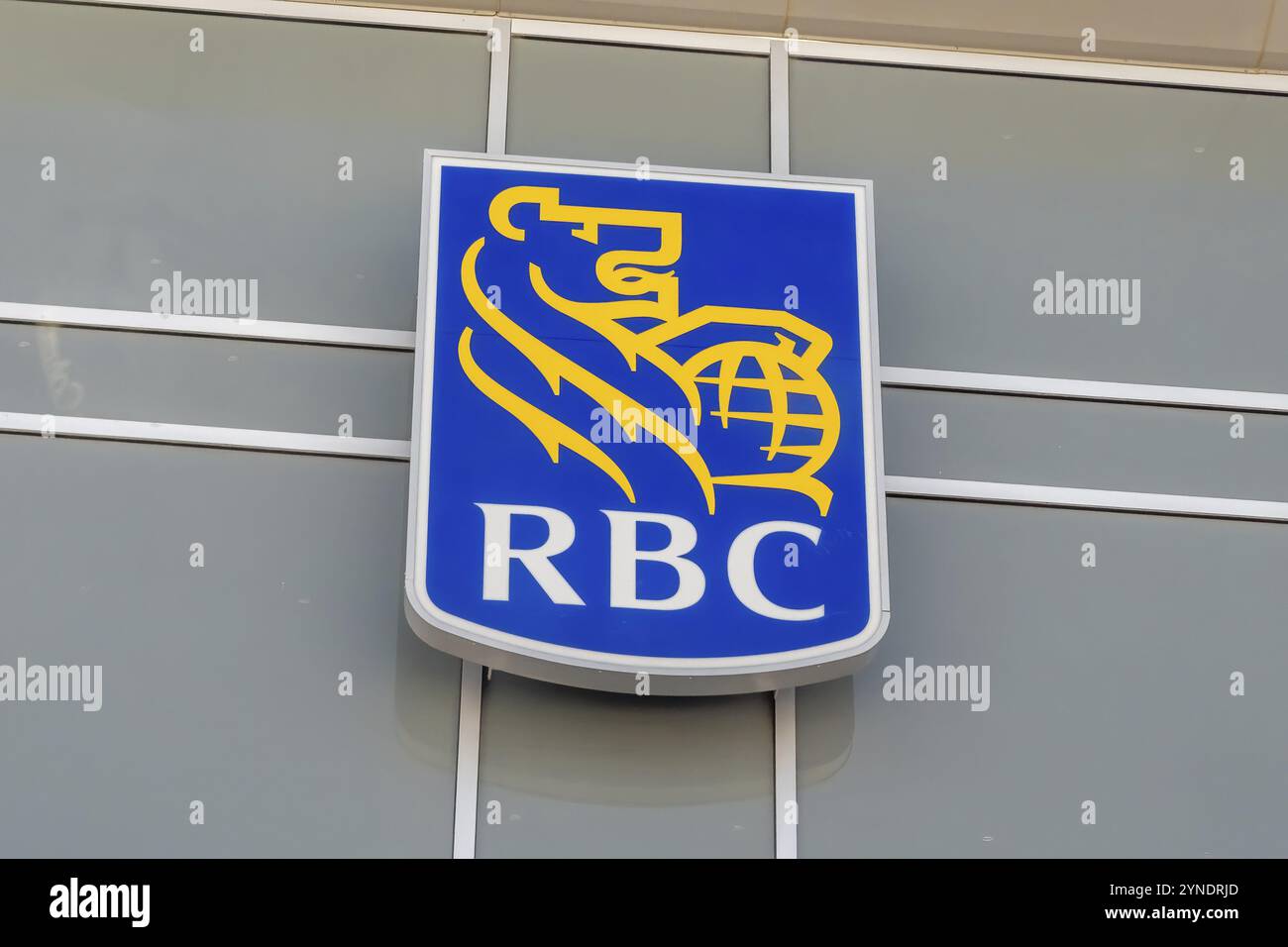 Calgary, Alberta, Canada. 6 marzo 2024. Un primo piano di una RBC Bank firma la Royal Bank of Canada, una multinazionale canadese di servizi finanziari, e la Foto Stock