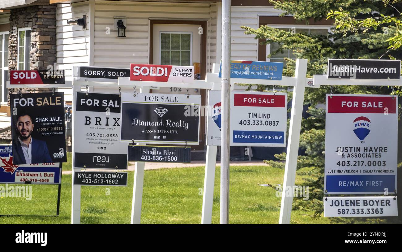 Calgary, Alberta, Canada. 22 maggio 2023. Diversi segnali immobiliari in primavera Foto Stock