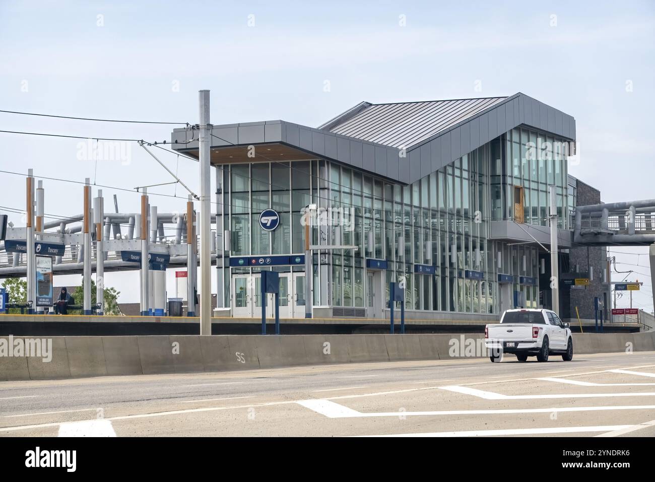 Calgary, Alberta, Canada. 4 giugno 2023. Una vista generale sulla stazione C-Train Toscana di Calgary. Una stazione ferroviaria leggera in Toscana e Rocky Ridge, CALG Foto Stock