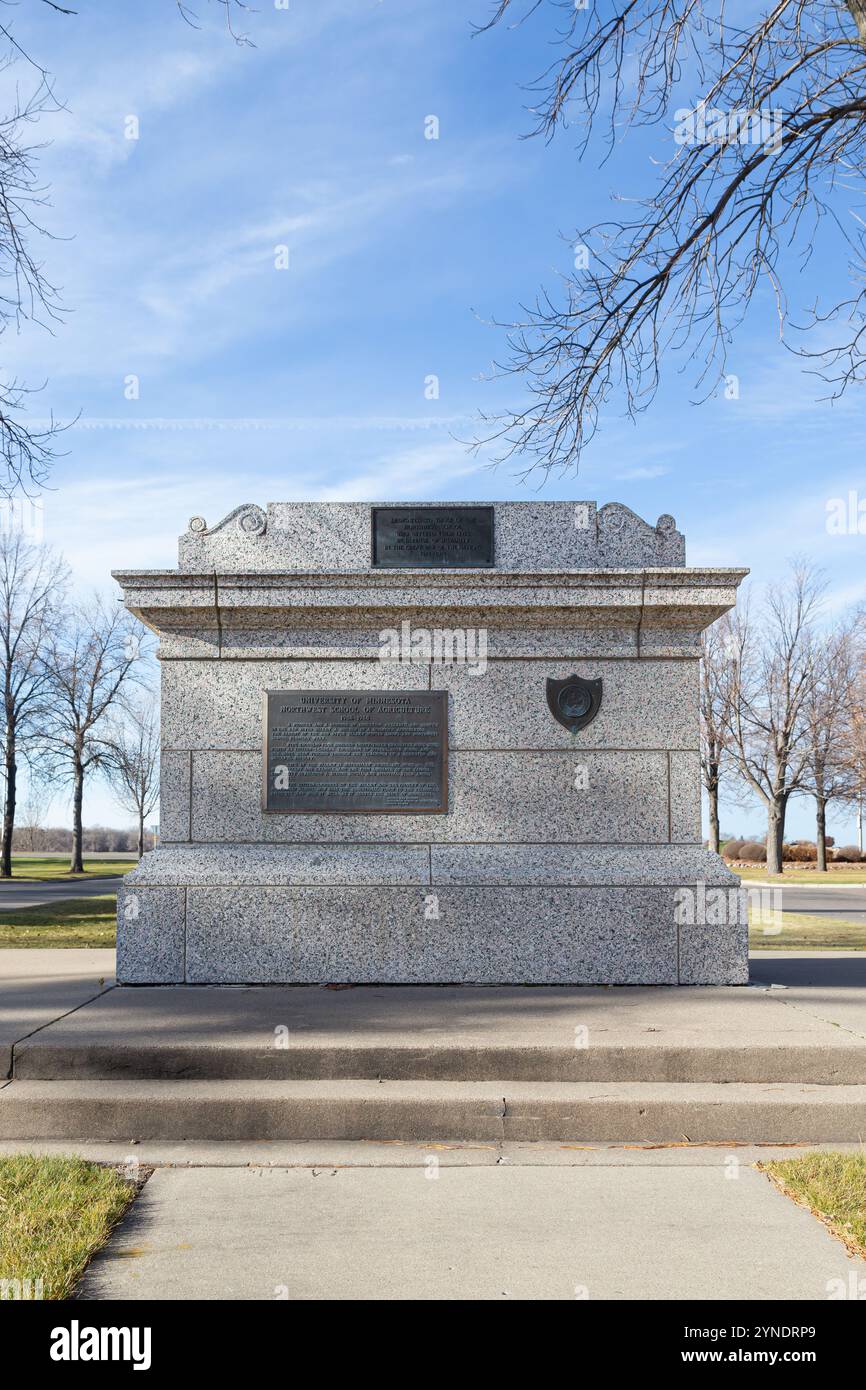 CROOKSTON, Minnesota, Stati Uniti, 18 NOVEMBRE 2024: Northwest School of Agriculture Monument presso l'Università del Minnesota di Crookston. Foto Stock