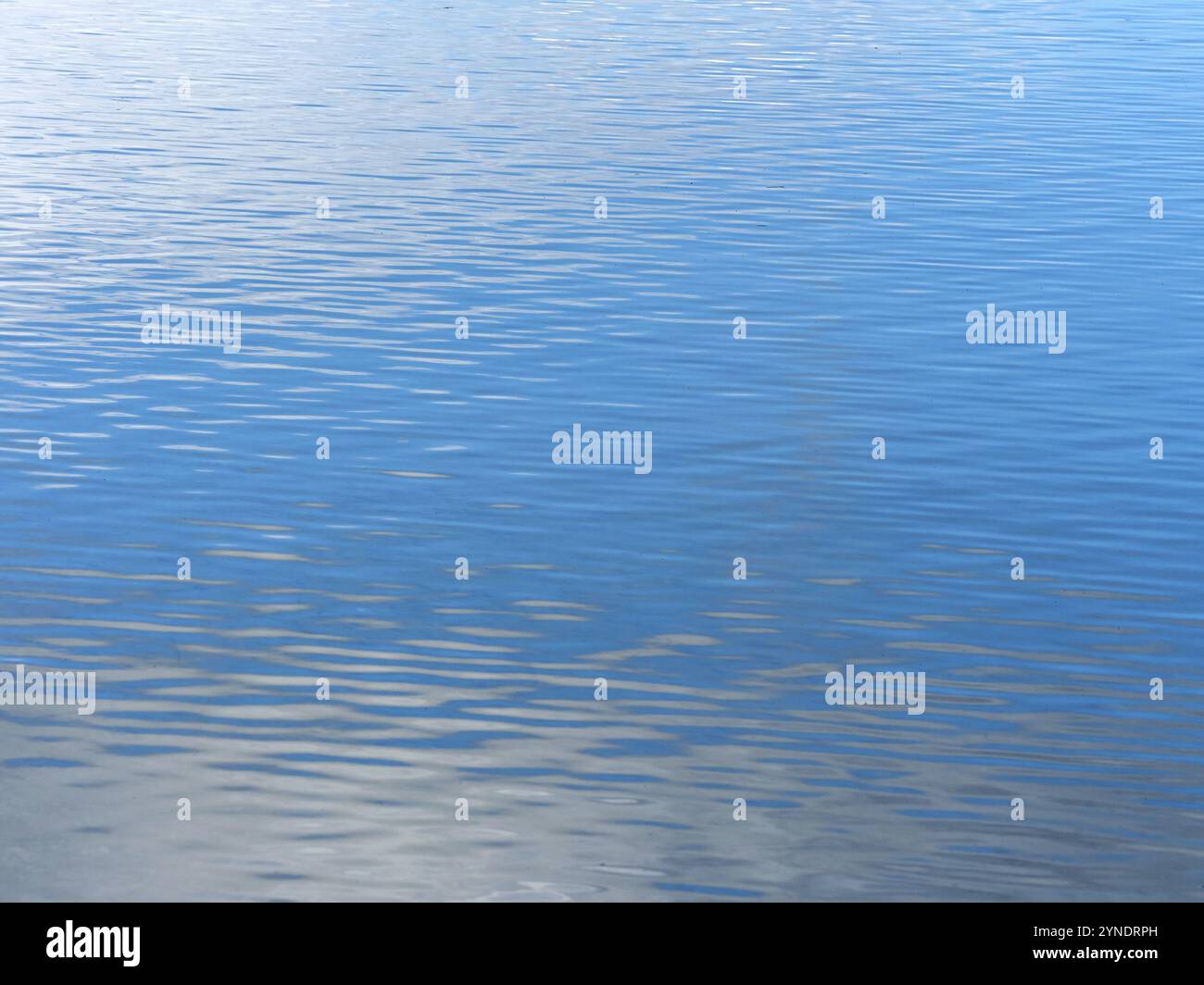 Una superficie di acqua ferma nel lago Traun, il cielo e le nuvole si riflettono nell'acqua, l'Austria, le acque tranquille sono profonde Traun, l'Austria, l'Europa Foto Stock