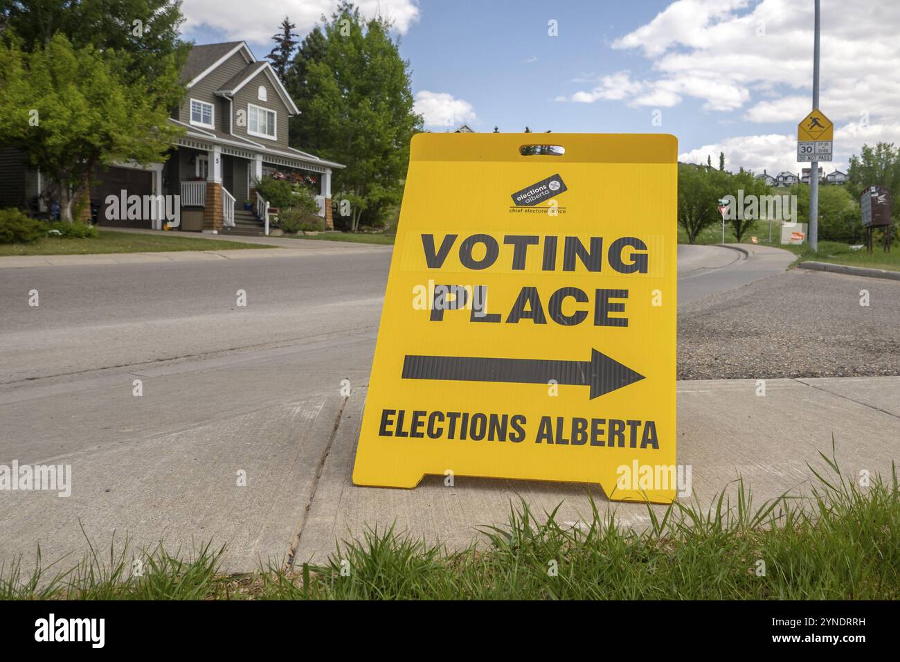 Calgary, Alberta, Canada. Maggio 29. 2023. Vista frontale delle elezioni per il luogo delle elezioni, cartello Alberta, cavalletto giallo a due lati Foto Stock