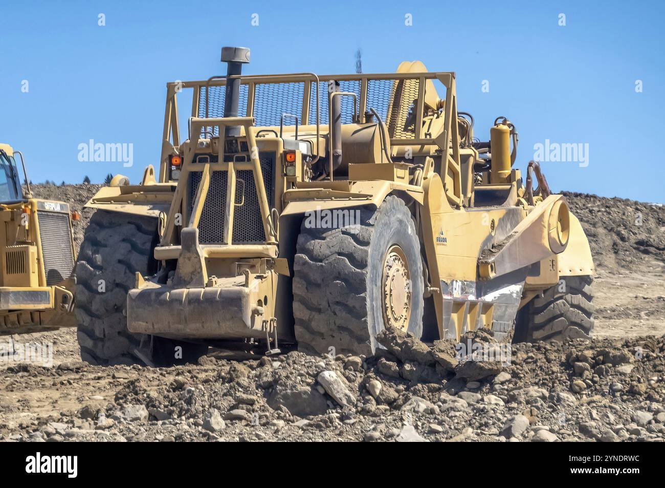 Cochrane, Alberta, Canada. 13 agosto 2023. Un primo piano di scraper a motore doppio in un cantiere durante l'estate Foto Stock