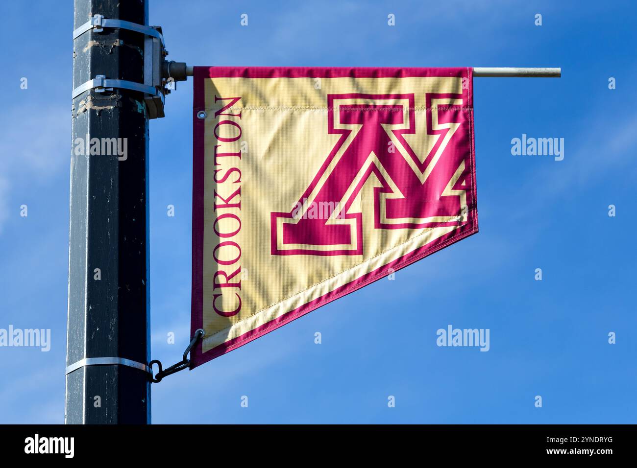 CROOKSTON, Minnesota, Stati Uniti, 18 NOVEMBRE 2024: Bandiera del campus presso l'Università del Minnesota di Crookston. Foto Stock