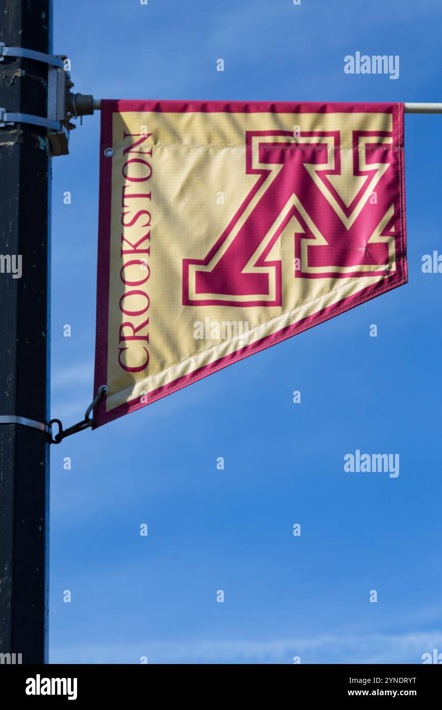 CROOKSTON, Minnesota, Stati Uniti, 18 NOVEMBRE 2024: Bandiera del campus presso l'Università del Minnesota di Crookston. Foto Stock