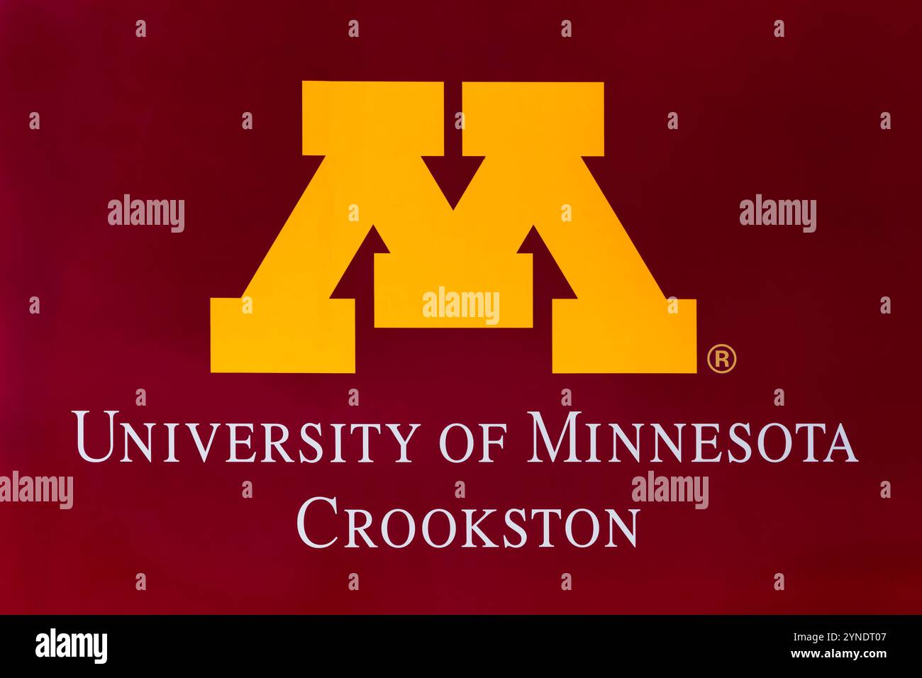 CROOKSTON, Minnesota, Stati Uniti, 18 NOVEMBRE 2024: Cartello d'ingresso presso l'Università del Minnesota di Crookston. Foto Stock