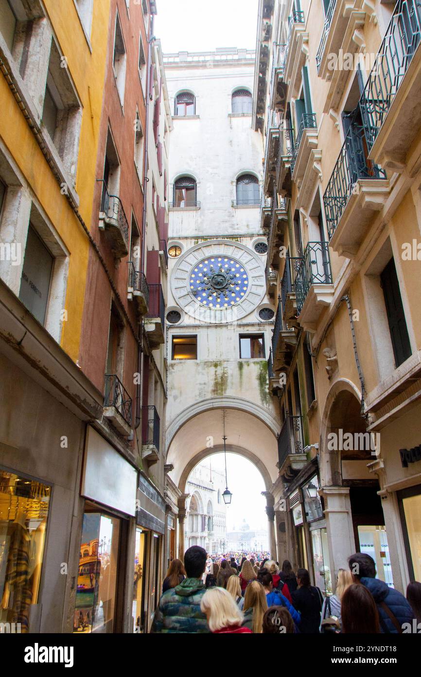 Primo piano dell'intricato orologio zodiaco della Torre dell'Orologio a Venezia. Il quadrante blu e dorato presenta simboli dello zodiaco, surro Foto Stock