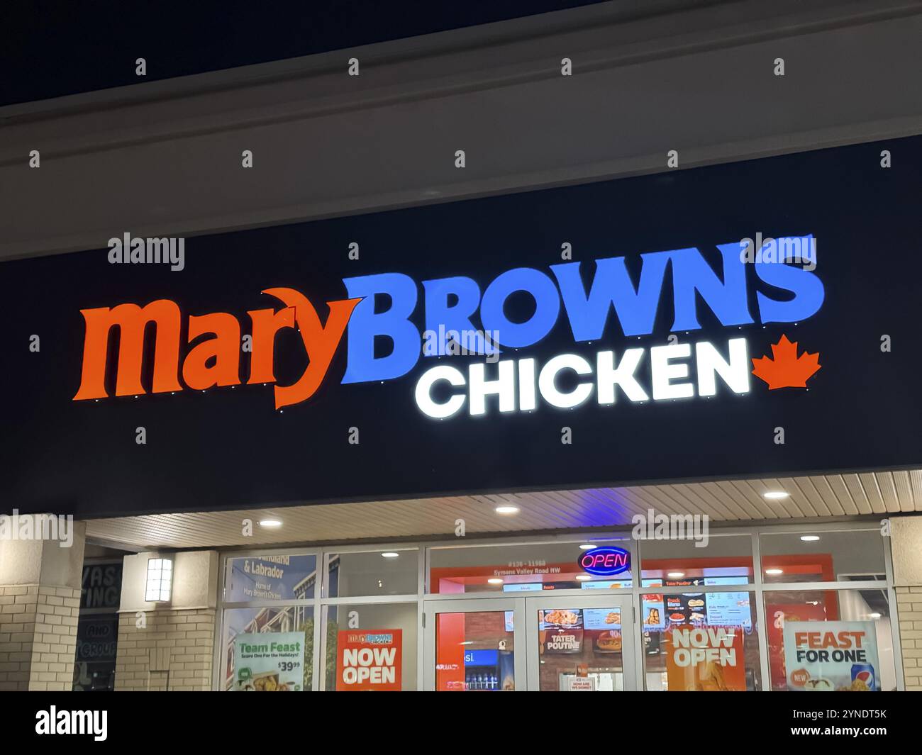 Calgary, Alberta, Canada. 16 dicembre 2023. Vicino a un fast food Mary Browns Chicken Foto Stock