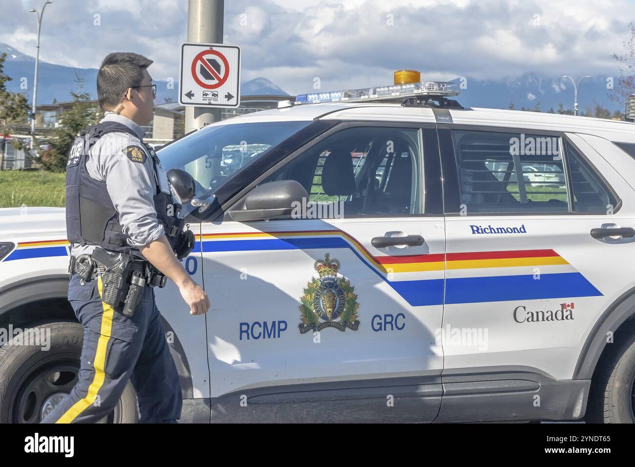 Calgary, Alberta, Canada. 16 aprile 2024. Un ufficiale della RCMP sta per arrivare al suo veicolo Foto Stock